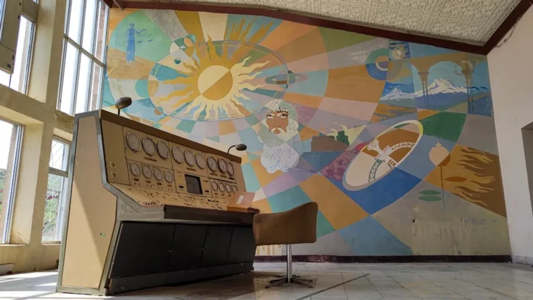 How to Photograph Murals, Installations, and Street Scenes